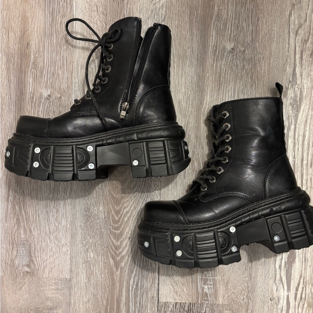 Black Platform Combat Boots - Women's Lace-Up Zipper Boot